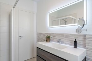 Douche, séchoir à cheveux, serviettes fournies, papier de toilette