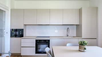 Frigorifero, microonde, forno, piano cottura