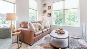 Living area - The Lyric Loft - Walkable & Close to Downtown (Nashville)