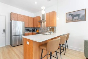 冷蔵庫、電子レンジ、オーブン、コンロ