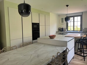 Microondas, horno, parrilla de estufa y lavavajillas 