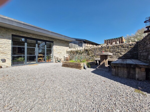 Outdoor dining - The Potting Shed - Dog Friendly Cottage with Fields to Roam near Glastonbury (West Pennard)