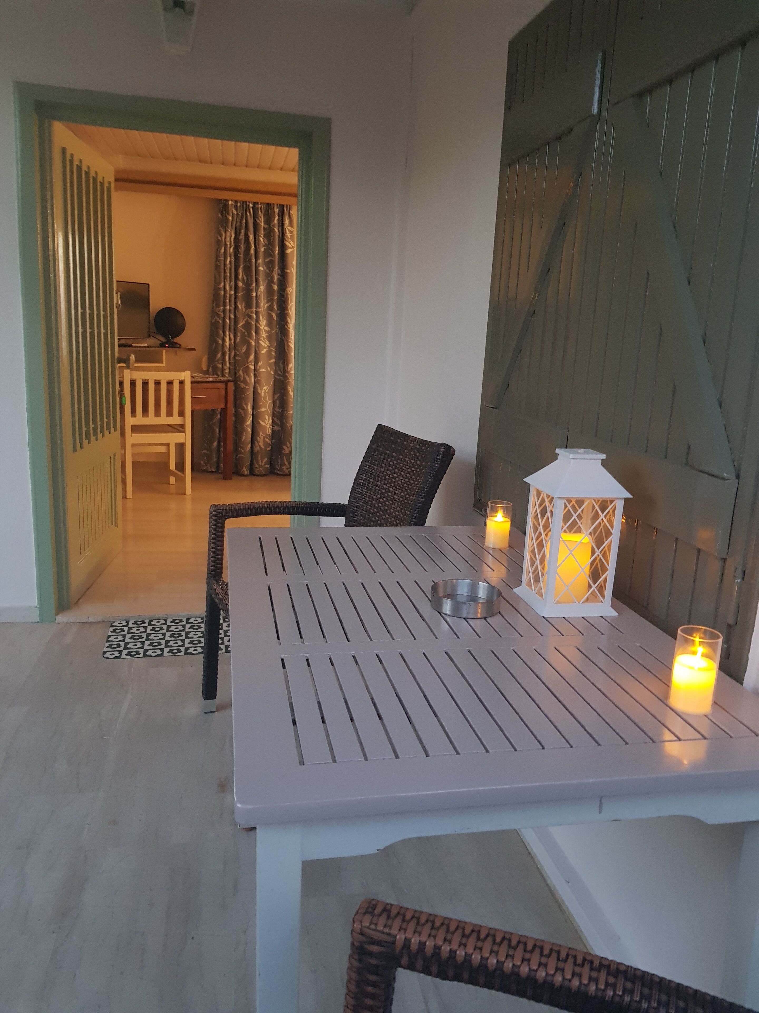 Un comedor con una mesa, sillas y velas.