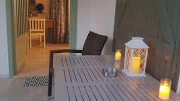 Un comedor con una mesa, sillas y velas.