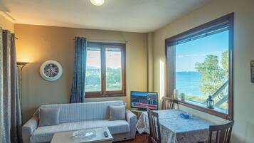 Appartement Deluxe, vue mer | 1 chambre, coffres-forts dans les chambres, chambres insonorisées