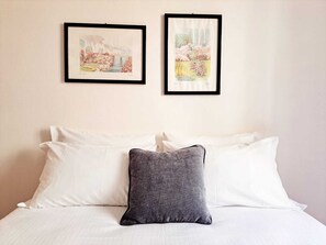 2 bedrooms, down comforters, free WiFi, bed sheets - Regina Tardito  (Rapallo)
