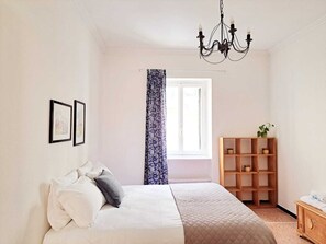 2 bedrooms, down comforters, free WiFi, bed sheets - Regina Tardito  (Rapallo)