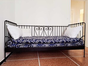 2 bedrooms, down comforters, free WiFi, bed sheets - Regina Tardito  (Rapallo)