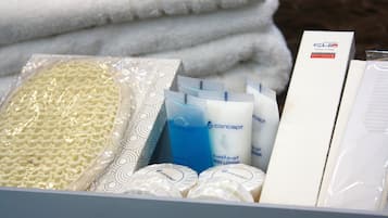 Secador de pelo, toallas, jabón y papel higiénico