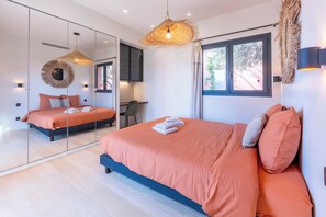 5 chambres, bureau, fer et planche à repasser, lit de bébé portatif