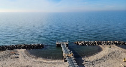 PERFECT 2br/2ba Lakeview Condo-Open concept-9/10,2025-4/20, 2026 rent 3/4th free