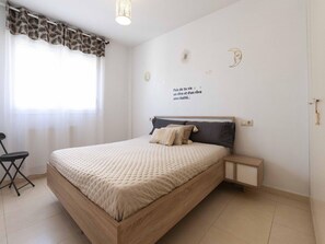 2 habitaciones y tabla de planchar con plancha 