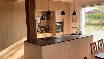 Refrigerador, microondas, horno, placa de cocina