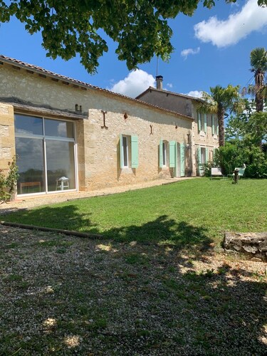 Grande et belle maison au milieu des vignes