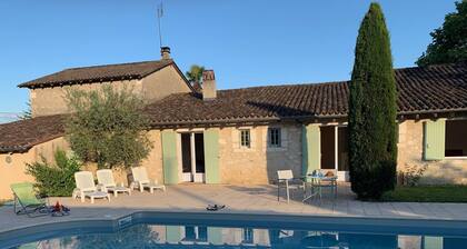 Grande et belle maison au milieu des vignes