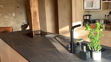 Refrigerador, microondas, horno, placa de cocina