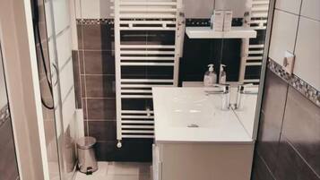Een douche, een haardroger, een bidet, handdoeken
