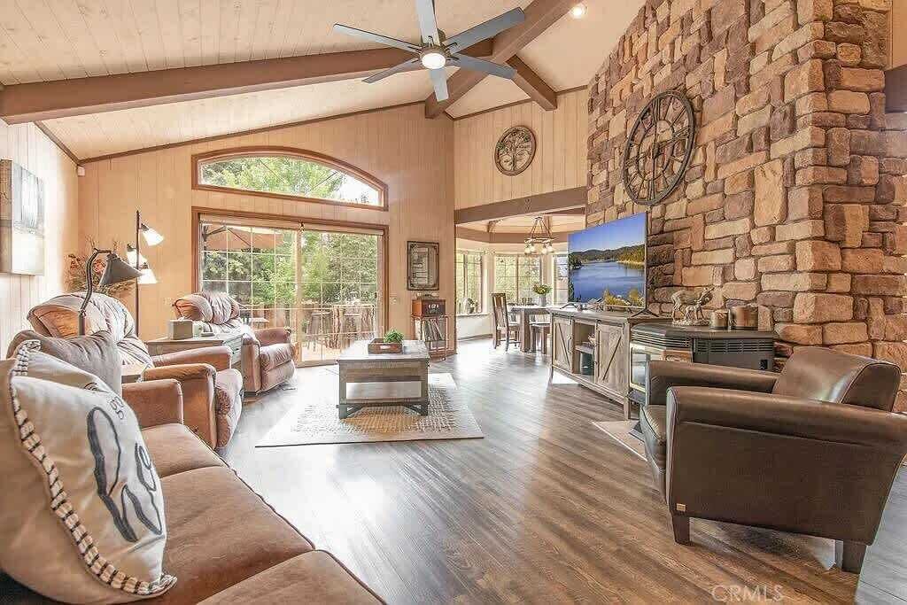 TV, fireplace, offices