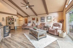 تلفزيون، مدفأة، مكتب