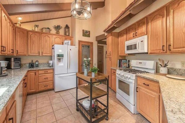 ثلاجة، ميكروويف، فرن، موقد طهي مسطح