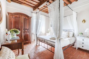 4 bedrooms, iron/ironing board, free WiFi, bed sheets