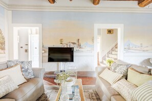 TV - Romantic Farmhouse with Oversize Panoramic Pool (Lucca)