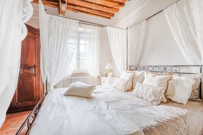 4 bedrooms, iron/ironing board, free WiFi, bed sheets - Romantic Farmhouse with Oversize Panoramic Pool (Lucca)