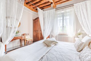 4 bedrooms, iron/ironing board, free WiFi, bed sheets - Romantic Farmhouse with Oversize Panoramic Pool (Lucca)