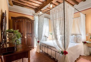 4 bedrooms, iron/ironing board, bed sheets