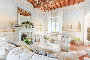 TV - Romantic Farmhouse with Oversize Panoramic Pool (Lucca)