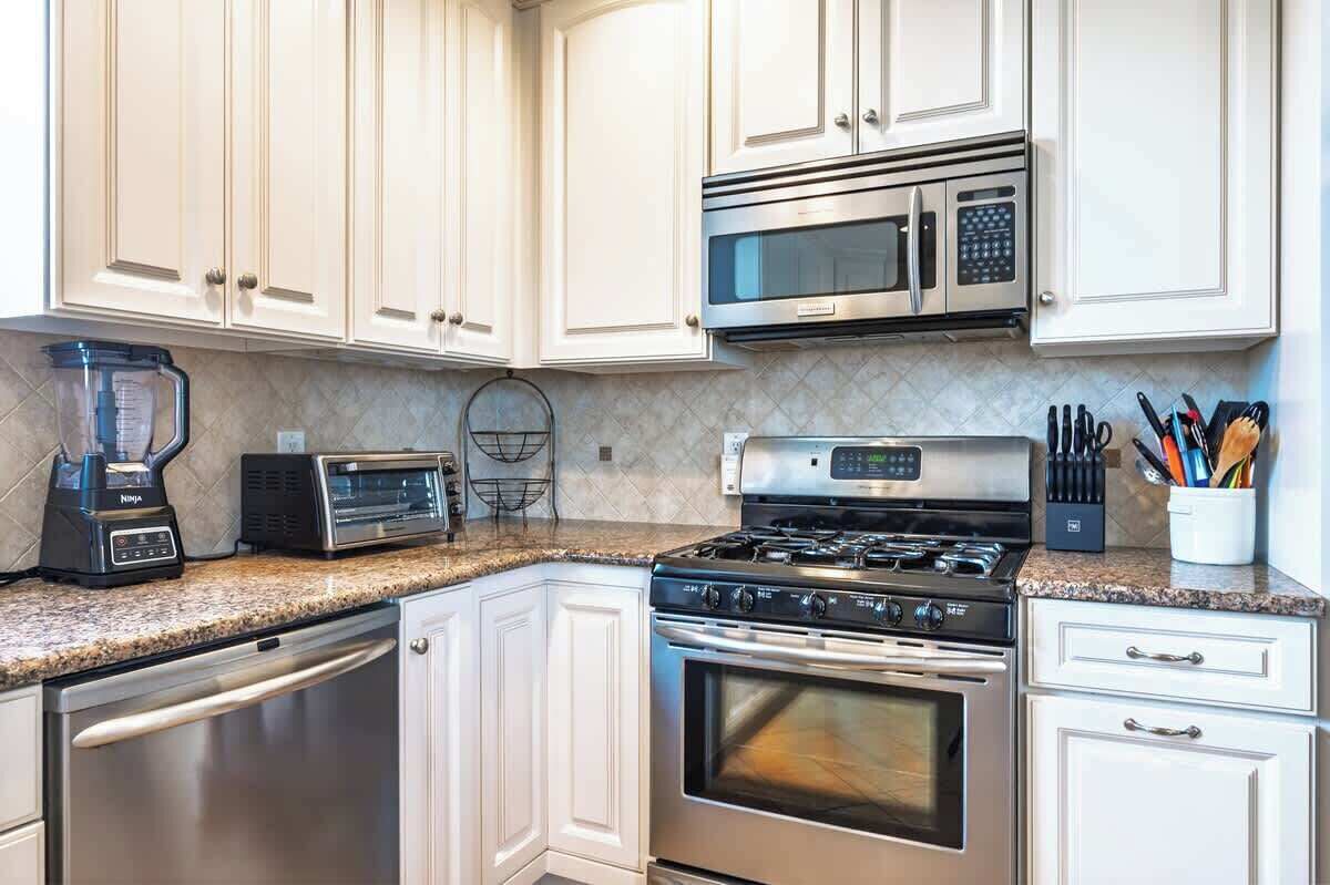 Coffee/tea maker, fridge, microwave, oven