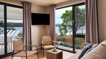 Vila exclusiva, vista para a praia | Área de estar | TV de tela plana 43 polegadas com canais via satélite