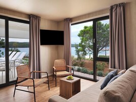 Villa exclusiva, vistas a la playa | Zona de estar | Televisión de pantalla plana de 43 pulgadas con canales por satélite