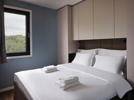 3 habitaciones, tabla de planchar con plancha, cunas y wifi gratis 
