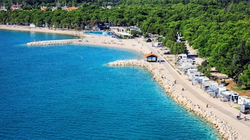 Di pantai, pasir putih, dan 3 bar pantai
