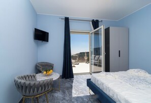 3 bedrooms, in-room safe, iron/ironing board, travel crib