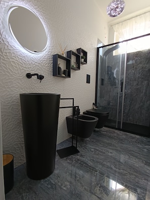 Douche, baignoire Ă jets, sĂšche-cheveux, bidet