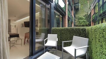 Deluxe Studio Suite, 1 King Bed | Terrace/patio