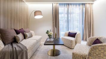 Superior Studio Suite, 1 King Bed | Living area | 42-inch LED TV with cable channels