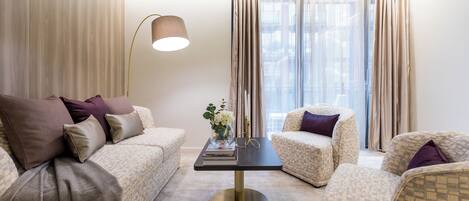 Superior Studio Suite, 1 King Bed | Living area