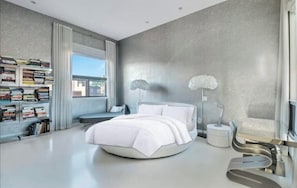 3 bedrooms, in-room safe, iron/ironing board, WiFi