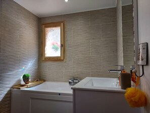 Jetted bath, hair dryer, towels, soap - Hummingbird (couple) (Val-des-Prés)