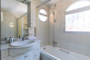 Sèche-cheveux, serviettes fournies, savon, papier toilette
