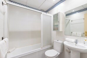 Een haardroger, handdoeken, zeep, toiletpapier