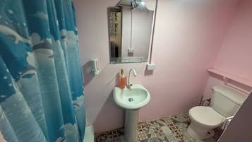 Badewanne und Dusche (separat), kostenlose Toilettenartikel, Handtücher