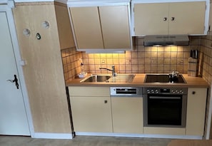 Refrigerador, horno, placa de cocina, lavavajillas