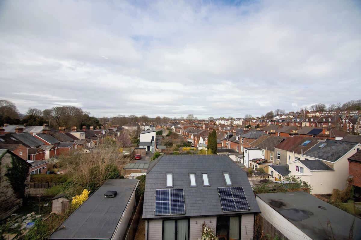 Un quartier résidentiel composé de maisons, dont certaines sont équipées de panneaux solaires sur les toits.