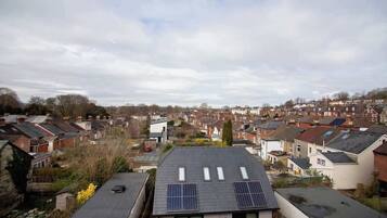 Un quartier résidentiel composé de maisons, dont certaines sont équipées de panneaux solaires sur les toits.