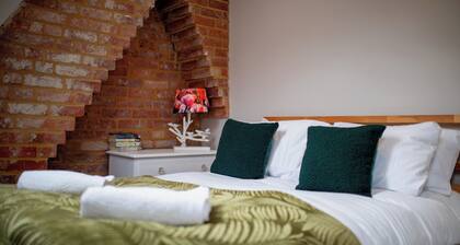 City View Apartment II - Salisbury. 1 bed in the centre of the Medieval City