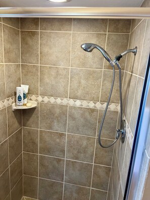 Dusche, Whirlpool, Haartrockner, Handtücher